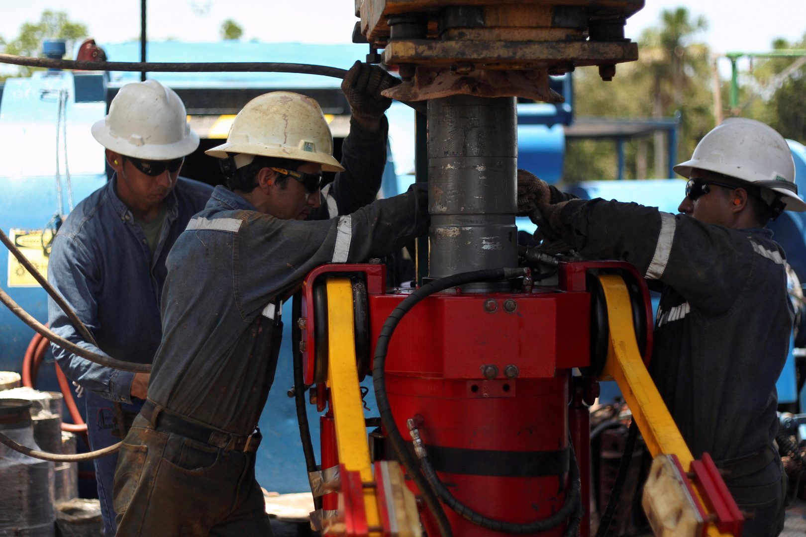 Oil Drill Equipment أسعار النفط تهبط وسط مخاوف من زيادة المعروض