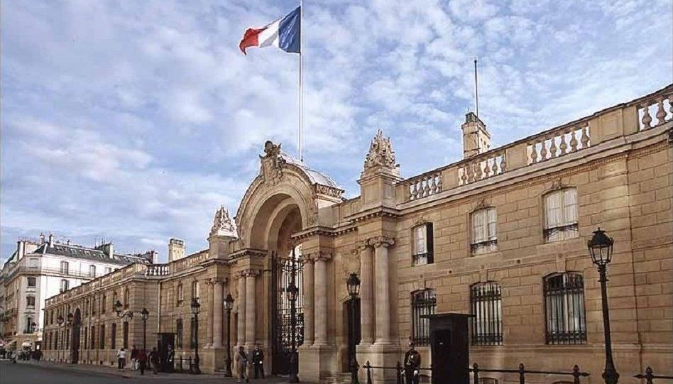 french gov دولة تغير لون علمها تدريجيا دون شعور المواطنين