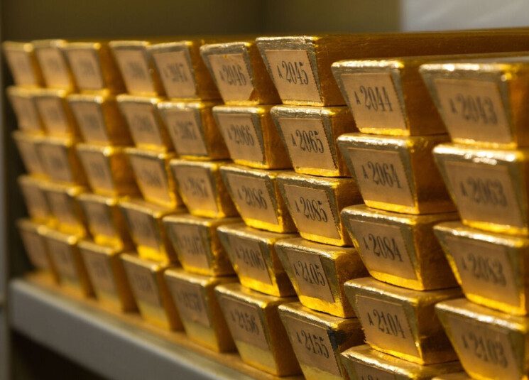 الذهب يهبط مع تركيز المستثمرين الحذرين على الخطوة التالية للبنوك المركزية