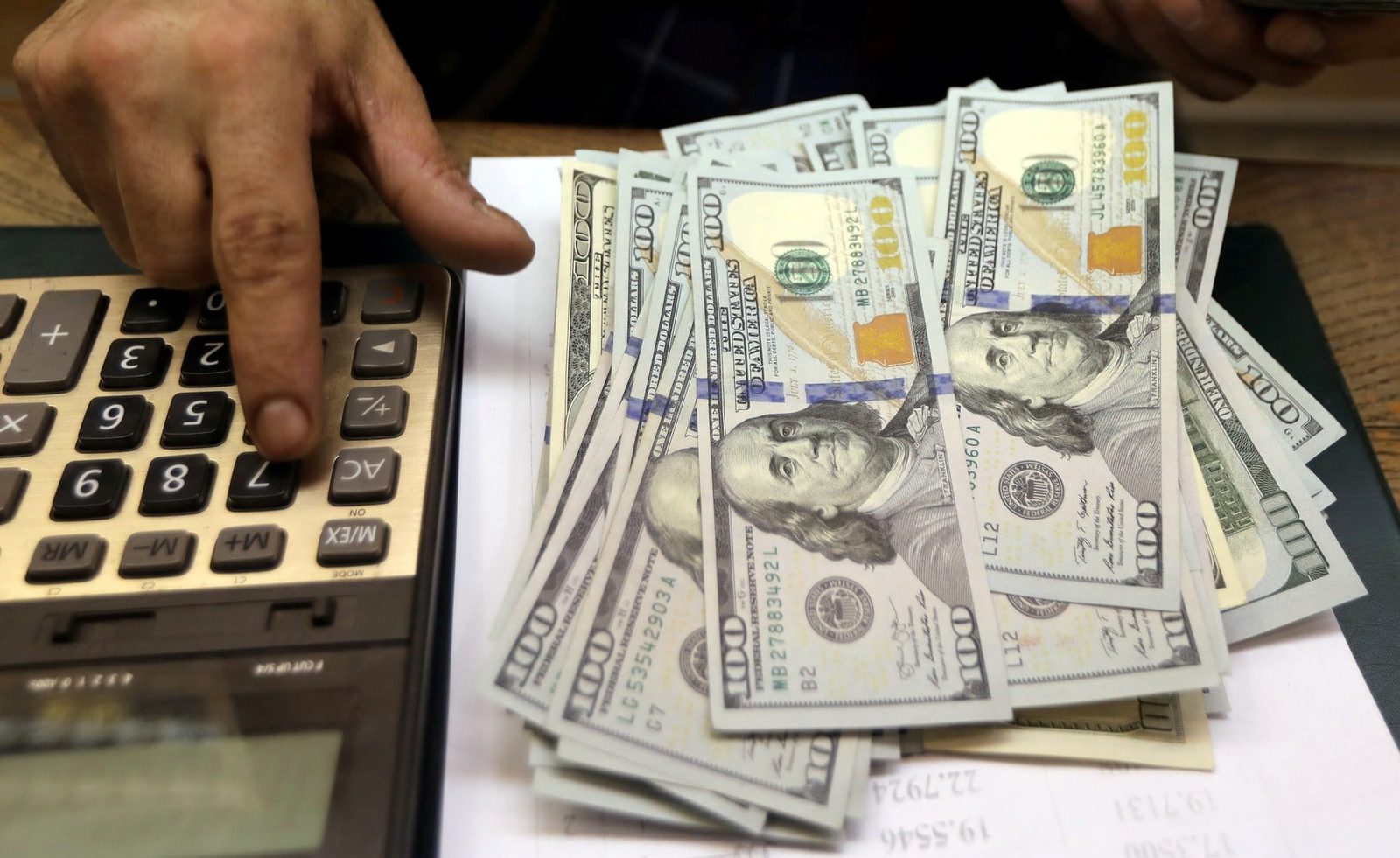 الدولار دولار السوق السوداء.. كيف افتتح صباحاً؟