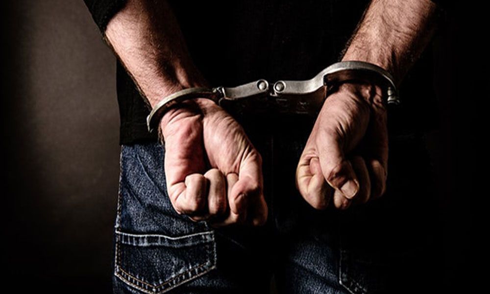 توقيف مطلوب استدراج ومحاولة الهاء وسرقة… “المعلومات” تلقي القبض عليهم