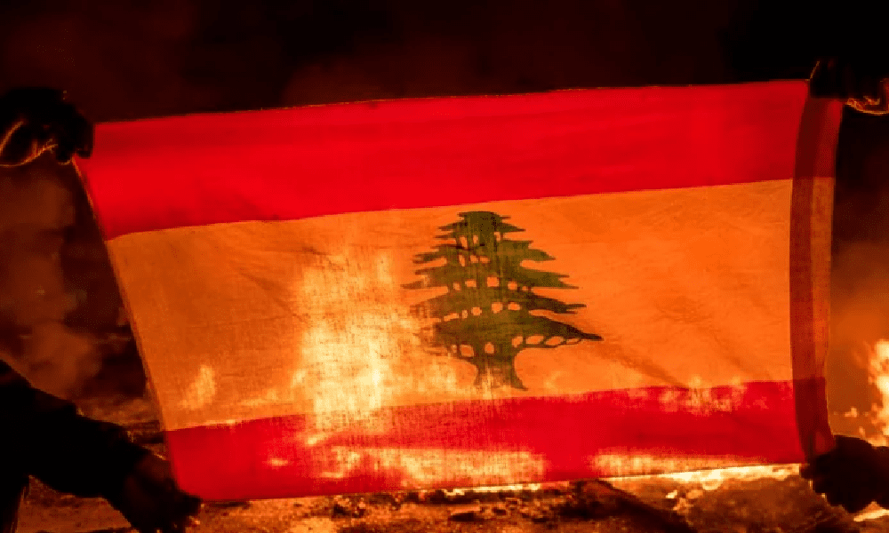 علم لبنان نار