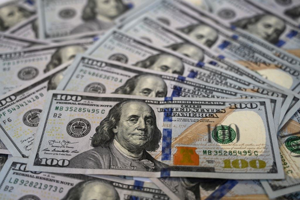الدولار هل يوقع رئيس الجمهورية على مرسوم الدولار الجمركي؟