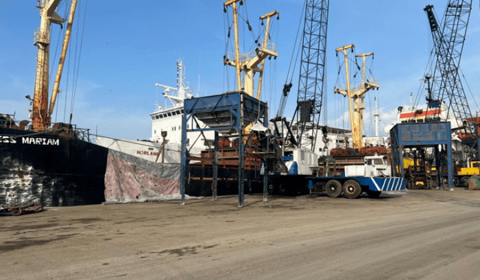 سفينة محملة بالقمح قادمة من اوكرانيا تفرغ حمولتها في ميناء طرابلس