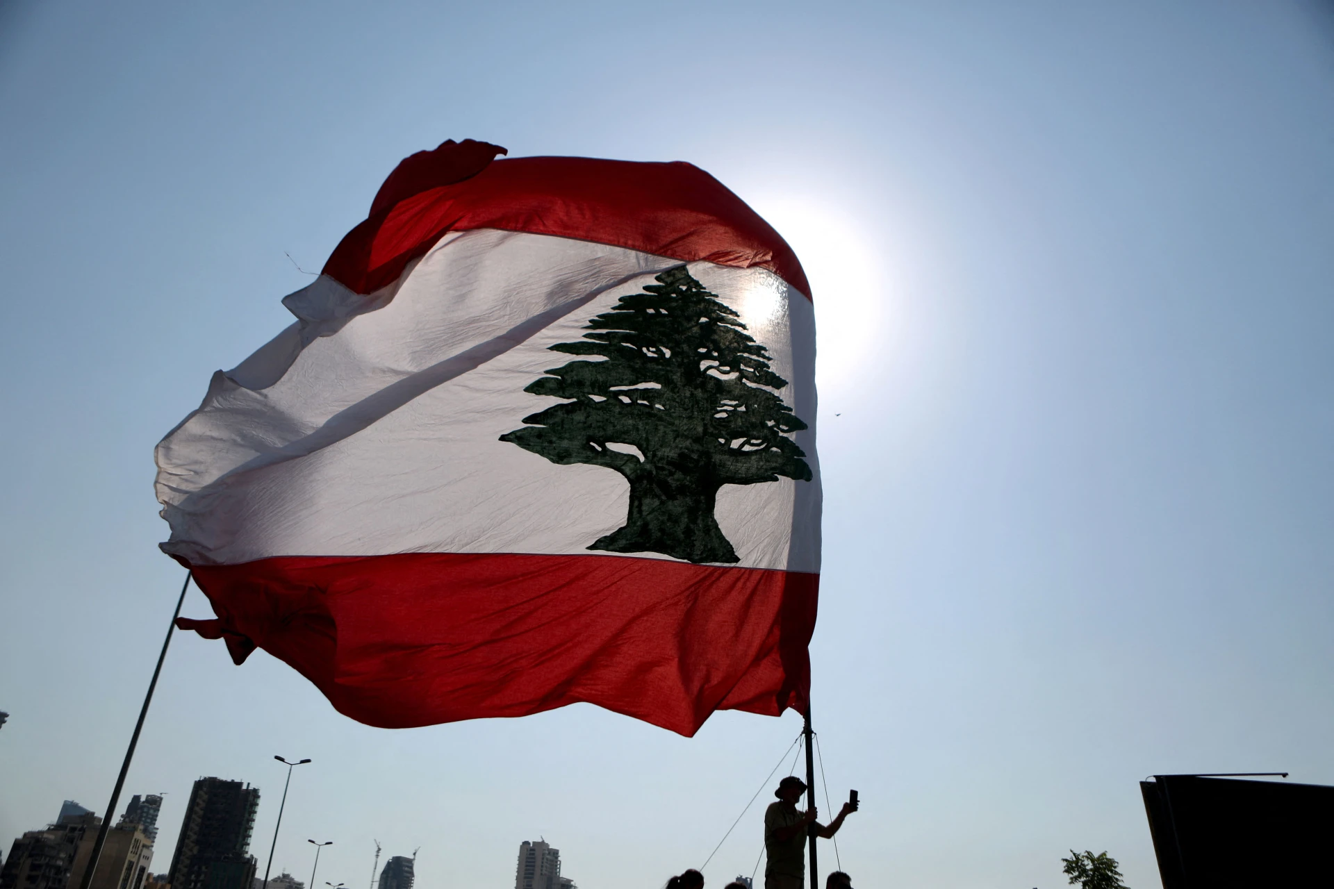 علم لبنان الاتفاق المبدئي مع “موظفي” صندوق النقد الدولي حفلة “بيع الأوهام”
