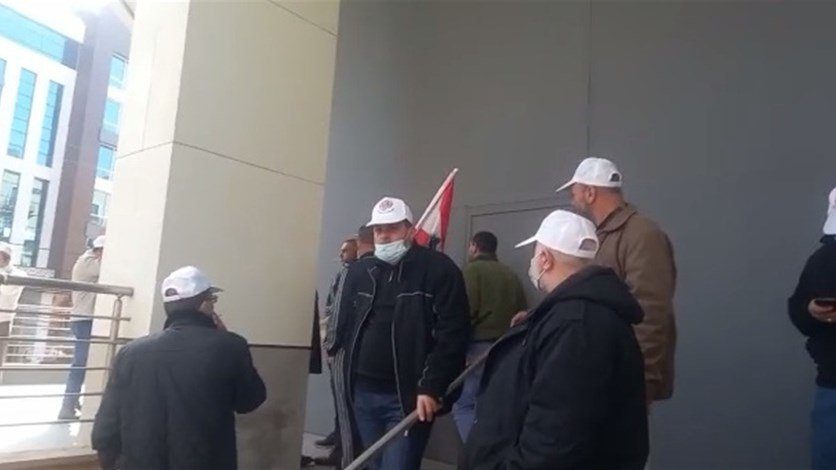 مجموعات من متقاعدي قوى الأمن دخلت إلى إدارات عدد من المصارف
