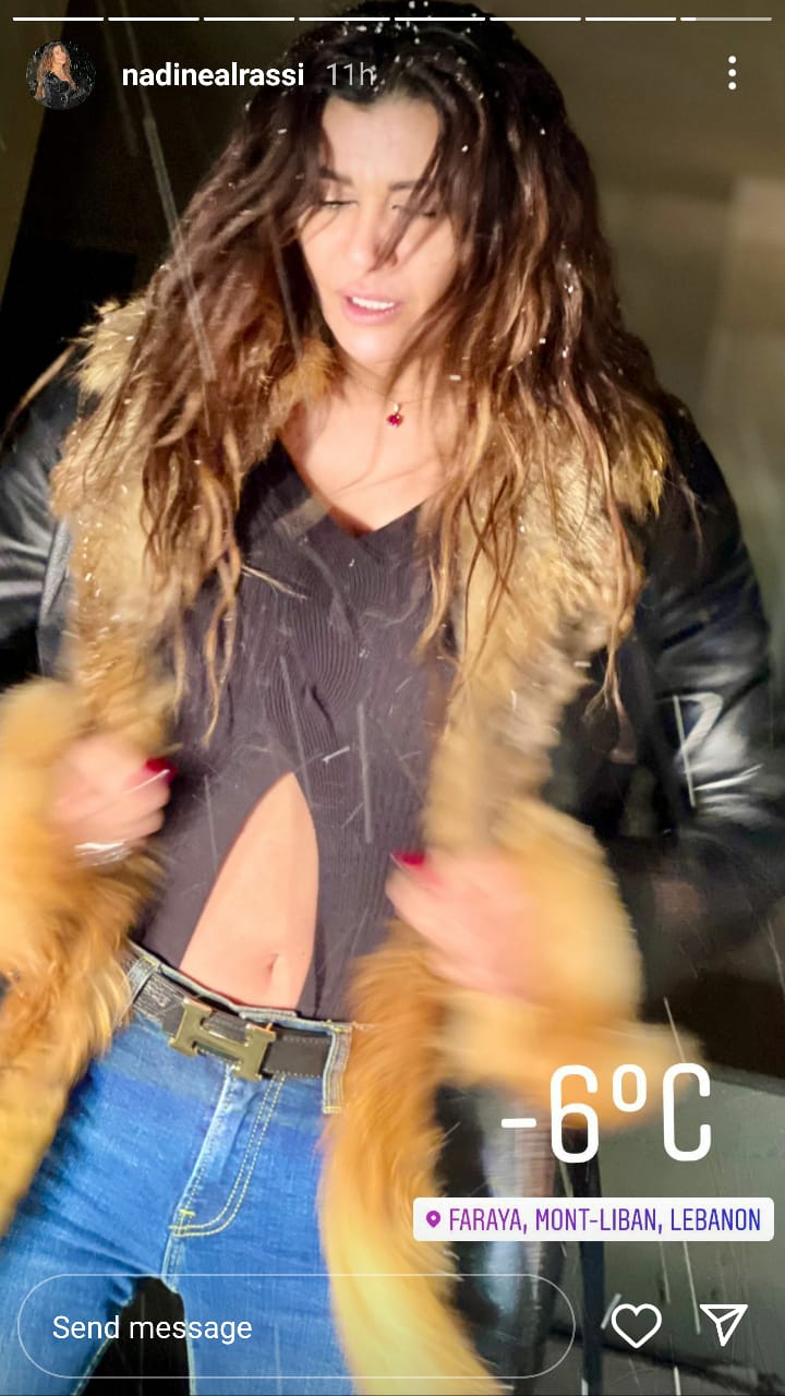 نادين الراسي في فاريا ببطن مكشوف