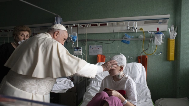 POPE-FRANCIS-Bambio-Gesu-Hospital-Ukraine-Vatican-Media-_2 بالصور- البابا فرنسيس يزور اطفال اوكرانيين مصابين