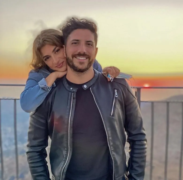 مارك حاتم يعرض على حبيبته للزواج