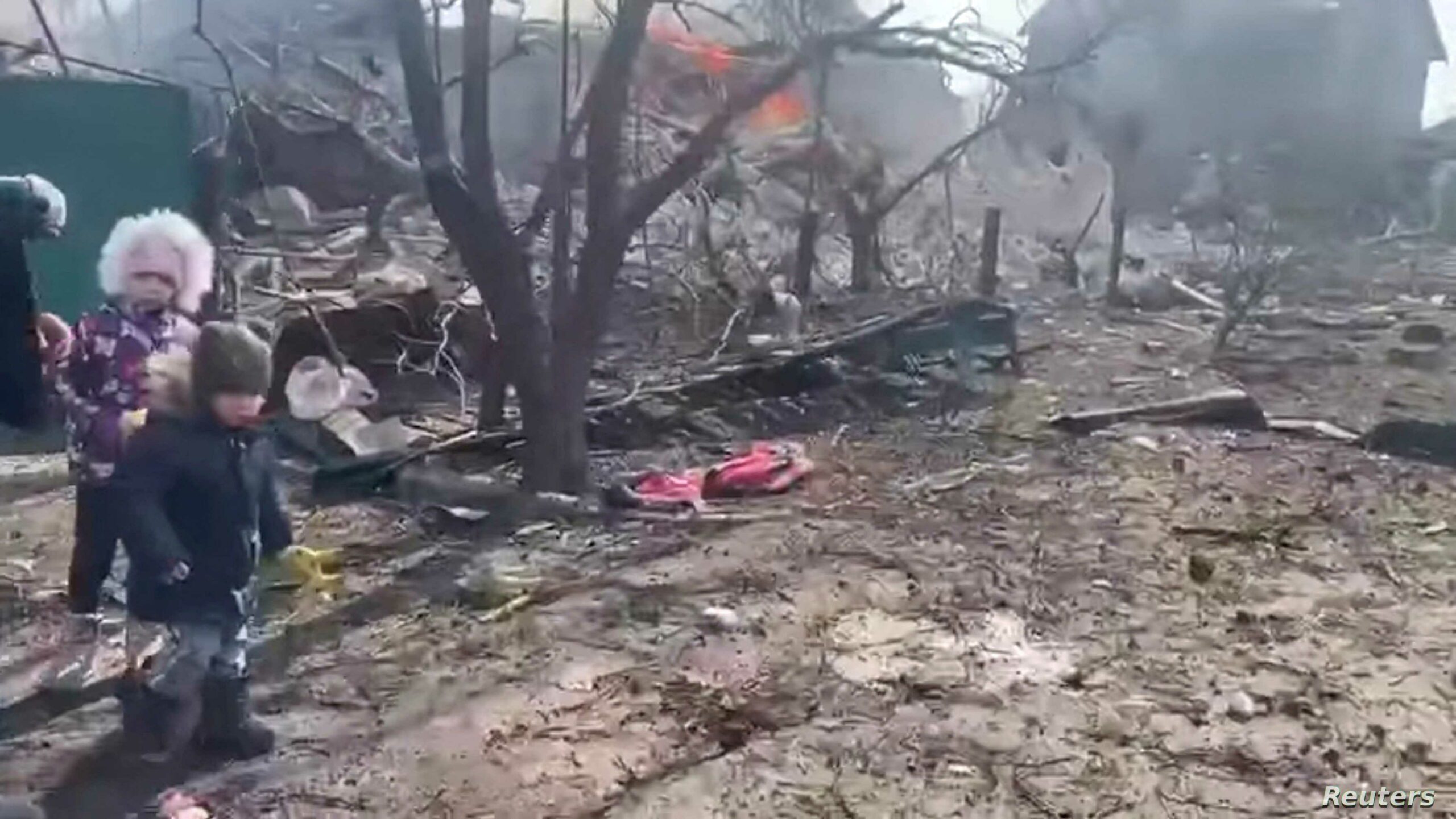 FILE PHOTO: The aftermath of artillery shelling by Russia is seen on a residential area, in Mariupol يذيبون الثلج للحصول على مياه”.. مشاهد مروعة من ماريوبول المحاصرة