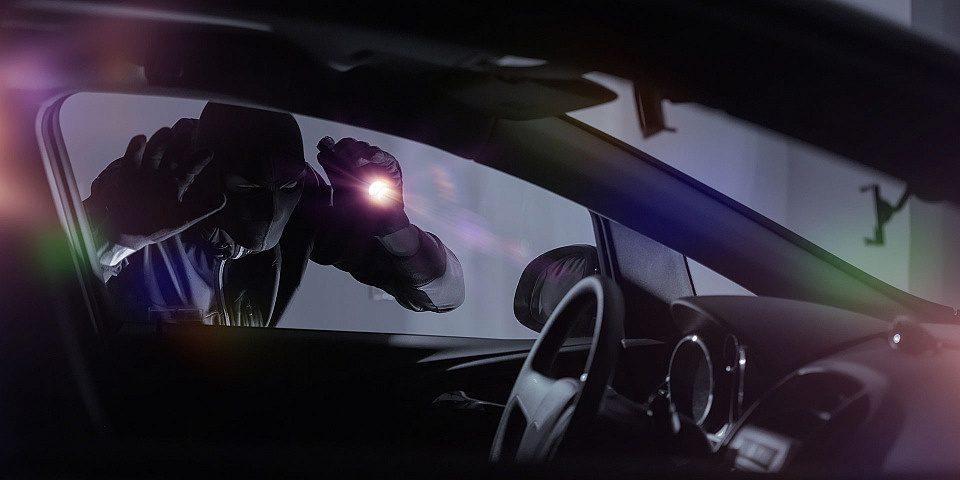 سرقة سيارات بمفتاحٍ مستعار سرق معرض سيارات