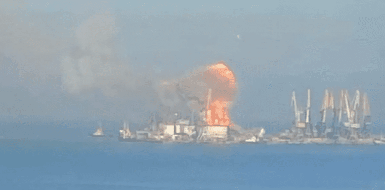 بالفيديو: أوكرانيا تعلن تدمير سفينة إنزال روسية “كبيرة”