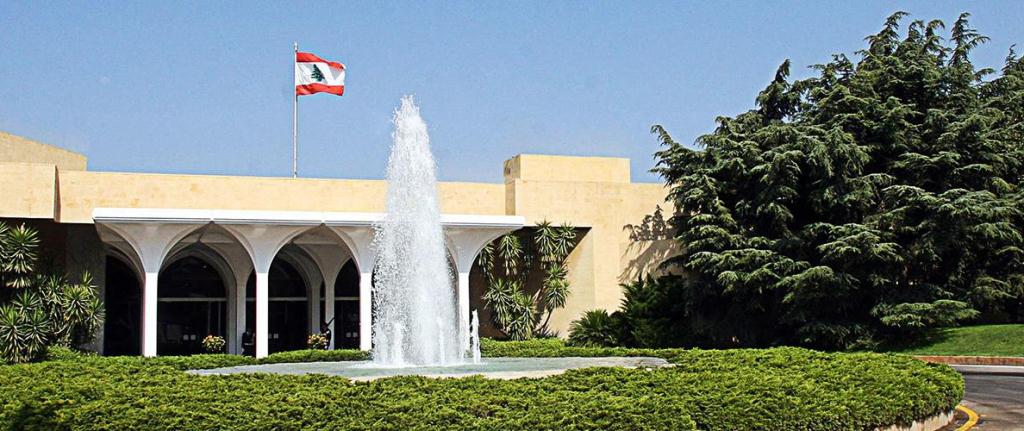 بالصورة- انزال العلم اللبناني في قصر بعبدا