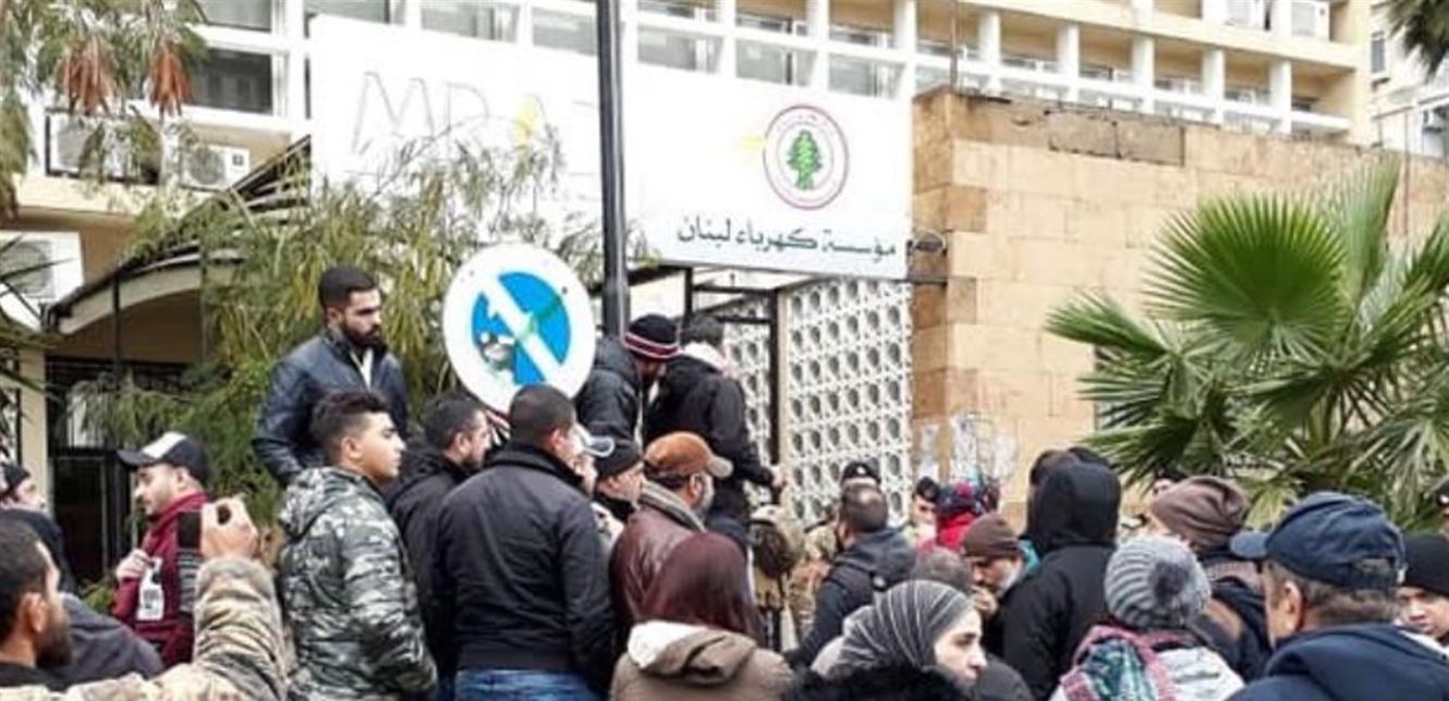 كهرباء لبنان في صيدا اعتصام لعمال ومستخدمي مؤسسة كهرباء لبنان في صيدا