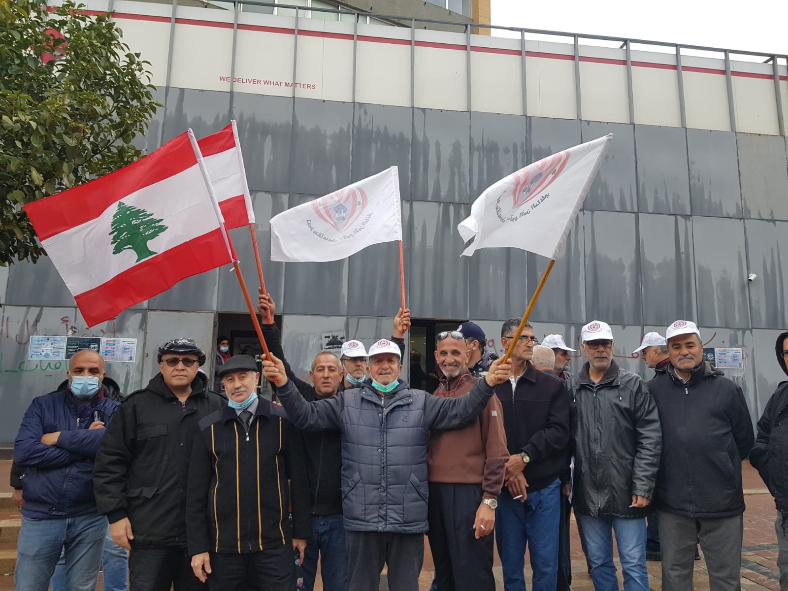 متقاعدو قوى الامن الداخلي 3 متعاقدو قوى الأمن: نرفض وضع سقف على التحاويل وسنتعامل مع المصارف بطريقة مختلفة