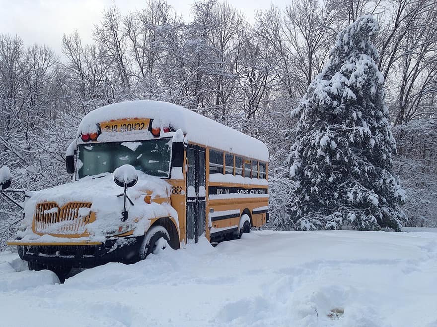 انقاذ ركاب حافلة احتجزتها الثلوج اعالي القموعة