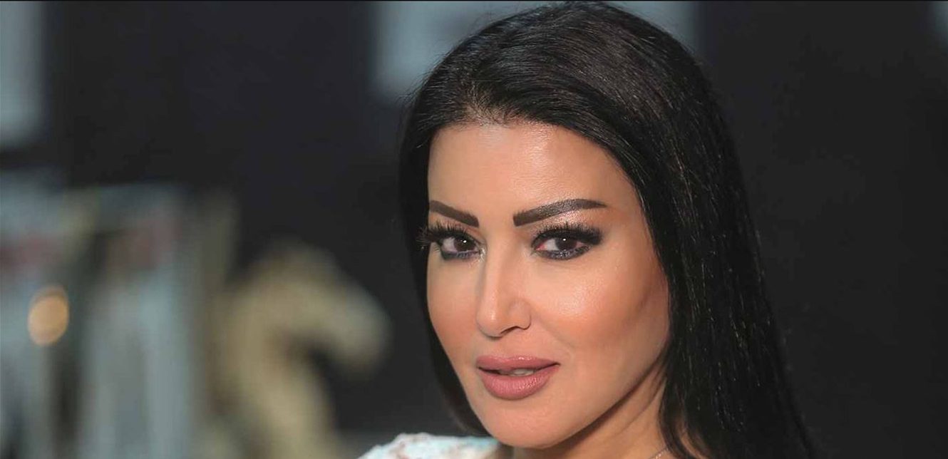 عائلة سمية الخشاب “تعتدي” على الصحافيين في جنازة والدتها.. وغياب تام للفنانين!