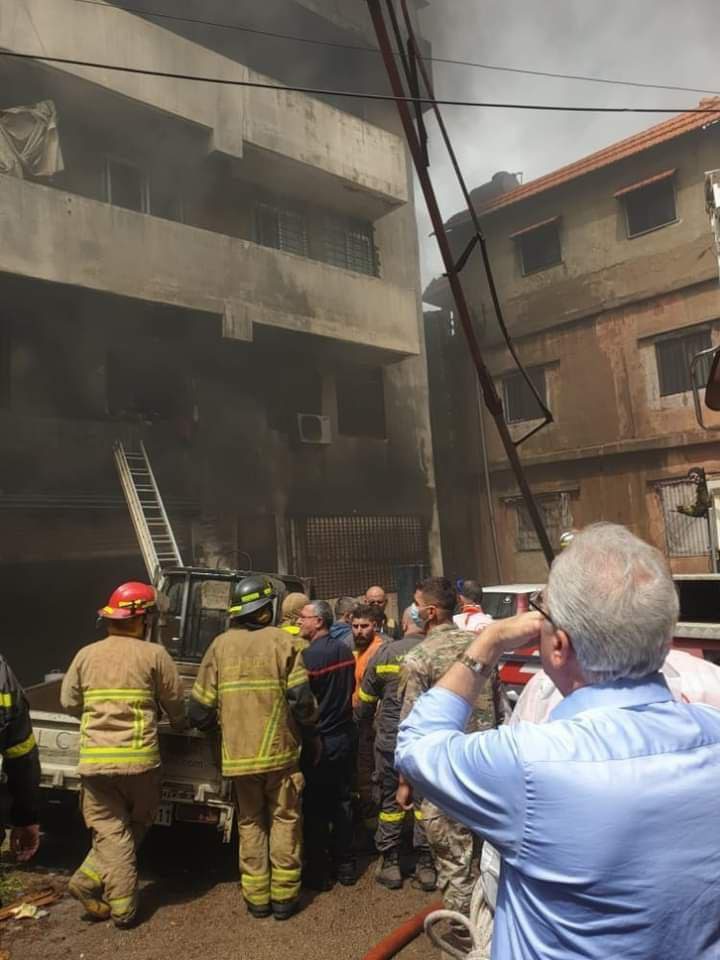 الدفاع المدني: لضرورة الإبتعاد عن مبنى المعمل في الفنار تحسباً من انهياره
