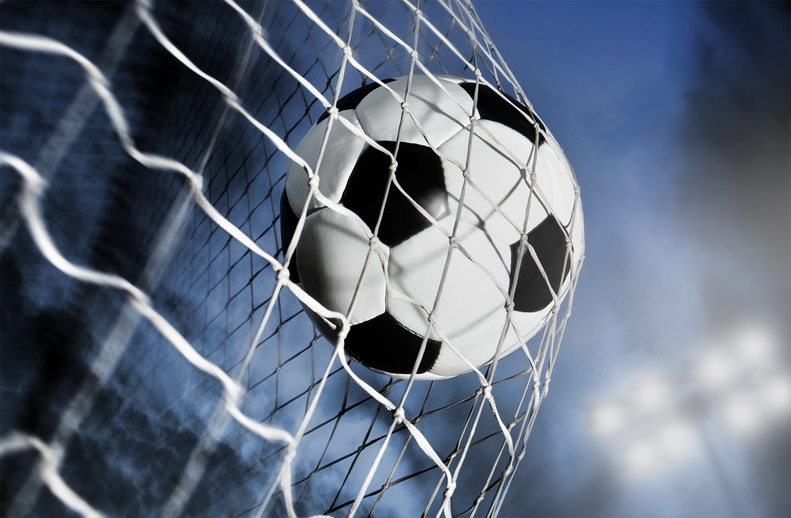 soccer-ball-goal العهد بطل لبنان لكرة القدم معادلًا رقم النجمة ثمانية ألقاب