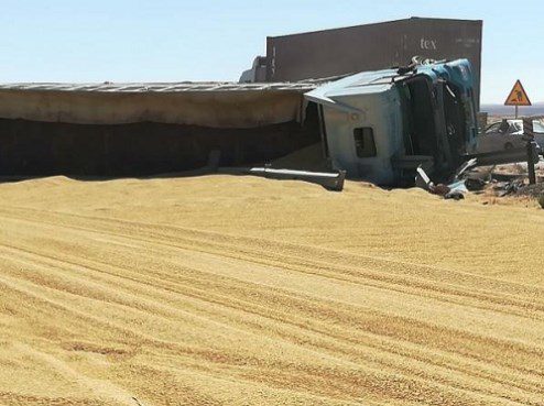 زحمة سير جرّاء انقلاب شاحنة على هذه الطريق