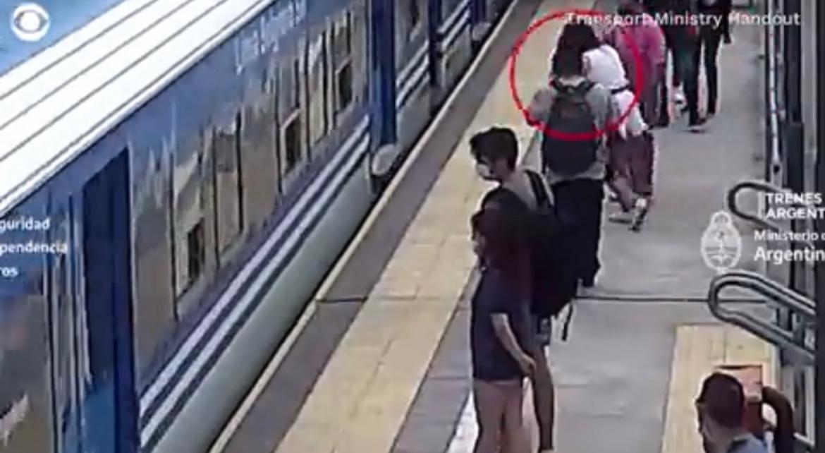 حادثة قطار في الارجنتين بالفيديو: سقطت تحت القطار…ونجت بأعجوبة