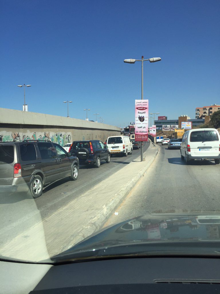 بالصور- زحمة سير خانقة على طريق المطار والسبب… حادث