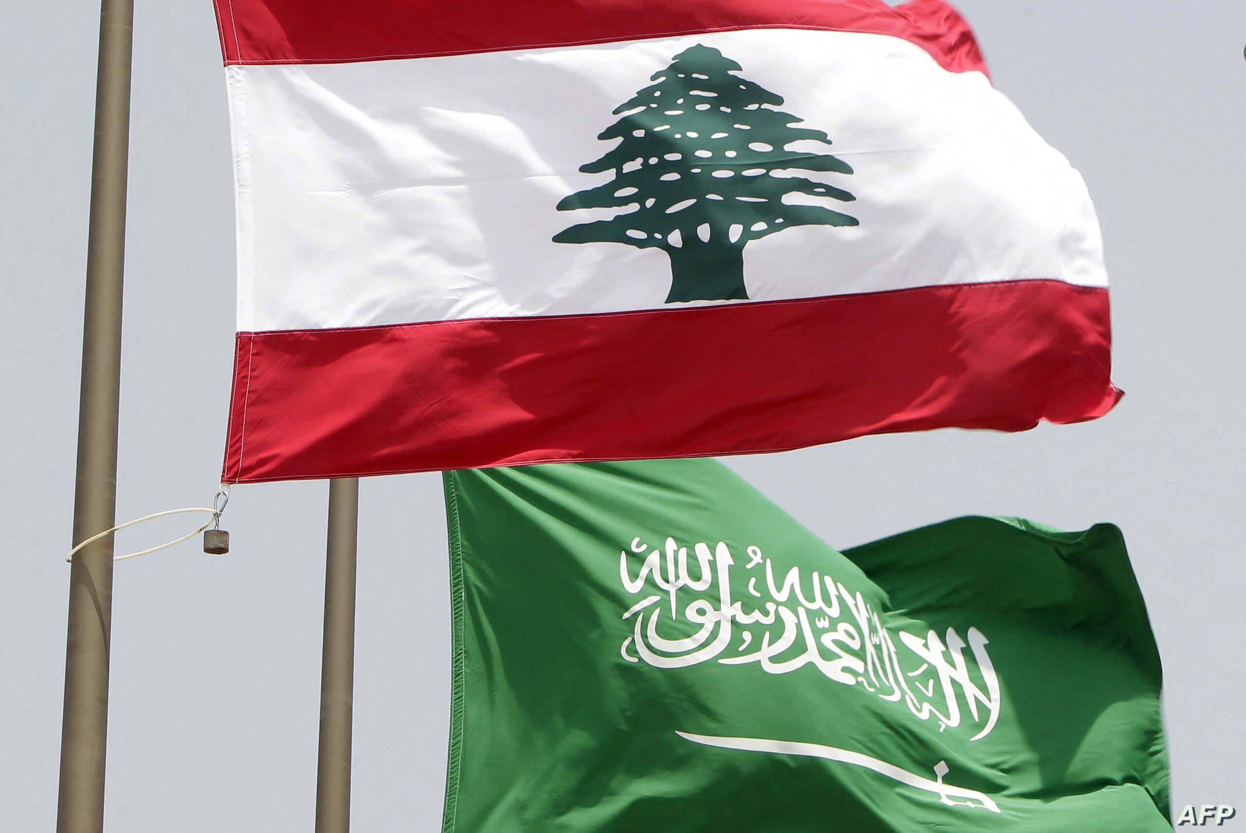 FILES-LEBANON-SAUDI-POLITICS-FLAG السعودية تبرم اتفاق مع لبنان يدعم الأمن الغذائي لثلاثمئة ألف عائلة لبنانية