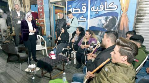 مقهى المرشحون يلجأون للأساليب التقليدية للقاء الناخبين