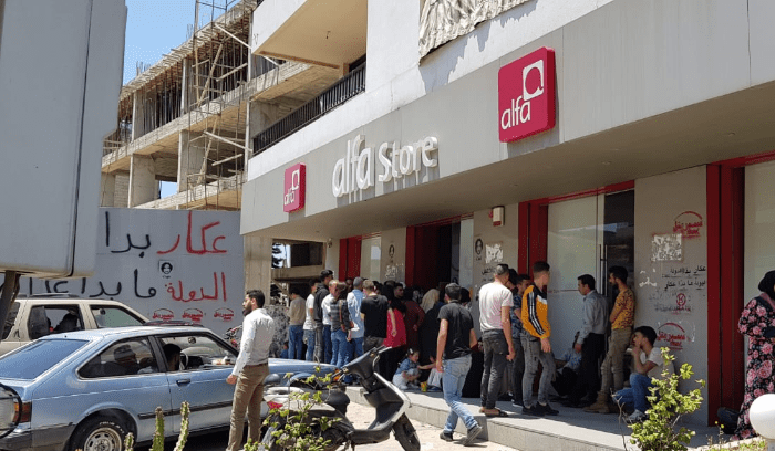 زحمة في مكاتب “الفا” و”تاتش” بعكار