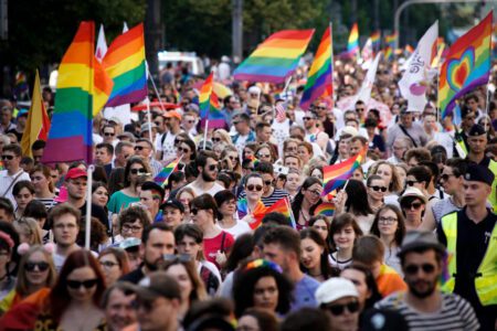 Gay Pride Parade Takes Place In Warsaw استدعاء السفير البريطاني في إندونيسيا والسبب علم مثليي الجنس