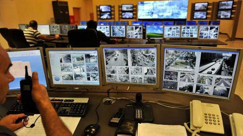 تصادم بين ٣ مركبات وسقوط جريح