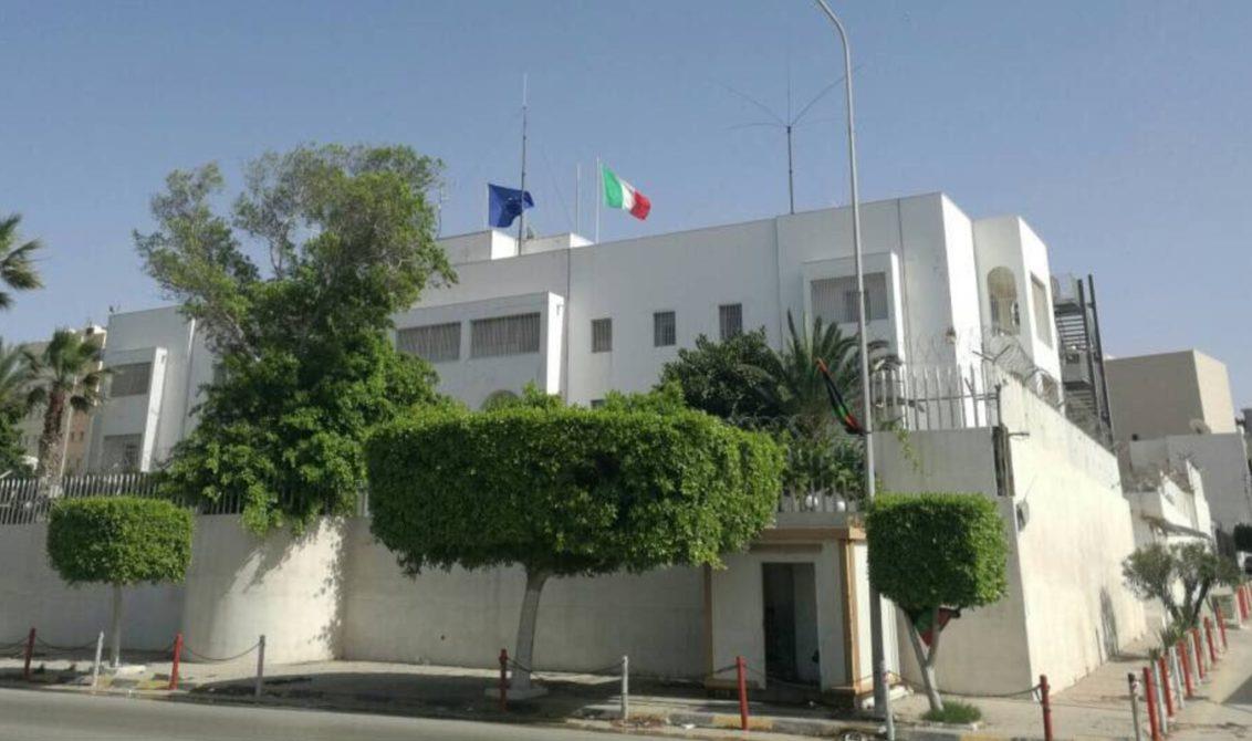 قذيفة قرب السفارة الإيطالية في طرابلس وإصابة أحد حراسها