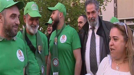 بالفيديو: إمرأة تردّ على مناصري “أمل”… “فشر برلين تصير الشياح”