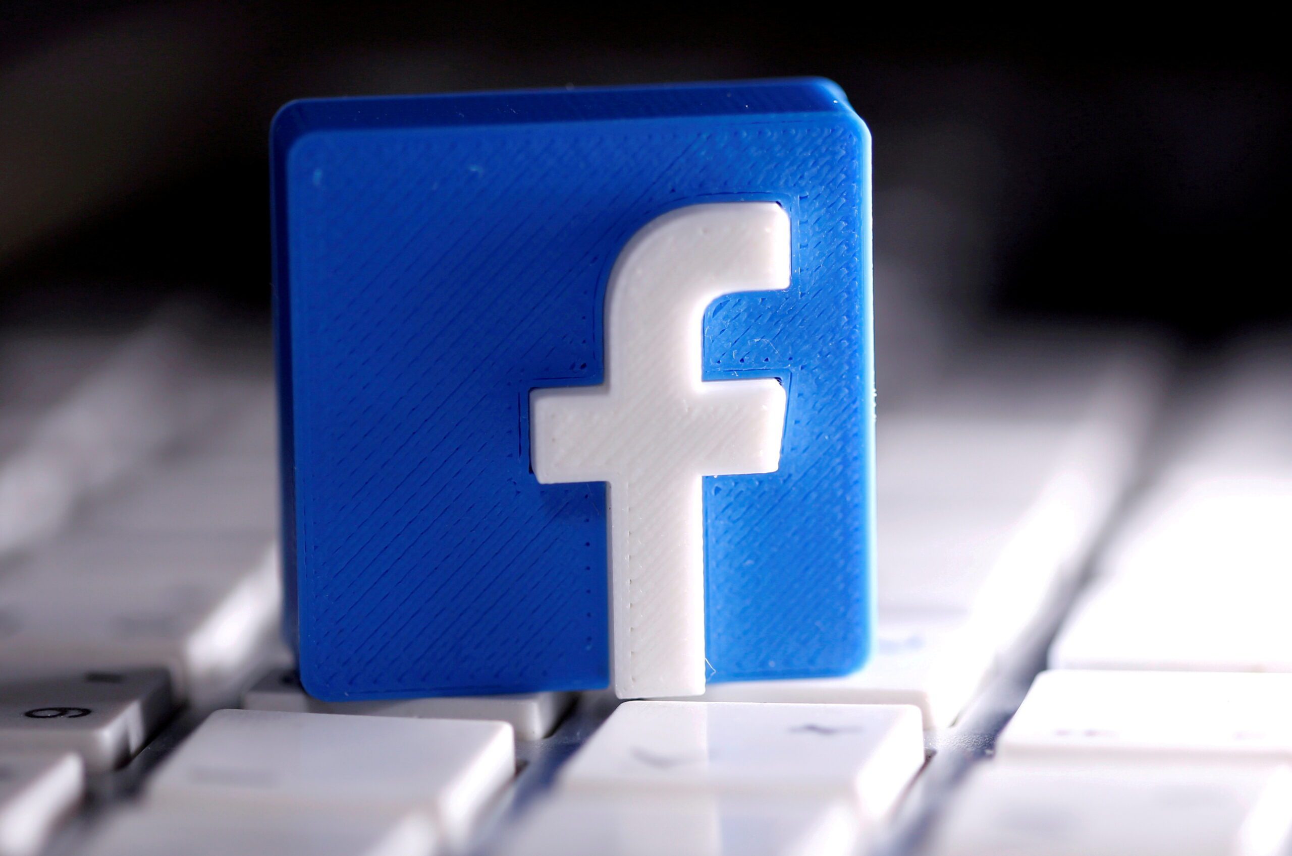 FILE PHOTO: A 3D-printed Facebook logo is seen placed on a keyboard in this illustration هجوم لاذع من الموسوي على السيّد… إربطوا جأشكم البوسطة خربانة وزمورها شغال
