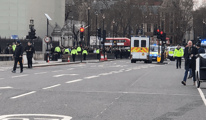“سيارة مشبوهة” في لندن…والشرطة تخلي الساحات