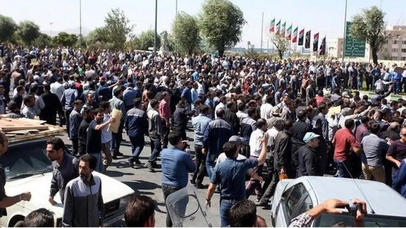 احتجاجات ايران محتجون إيرانيون: الموت للحكومة الفاشلة