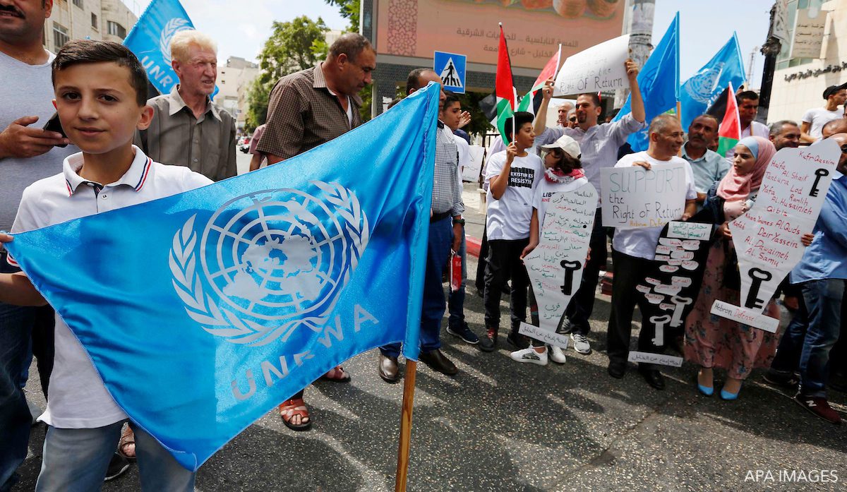 Palestinians take part during a protest against the United States decision to stop funding and backing the United Nations Relief and Works Agency (UNRWA) in the West Bank city of Hebron “الأونروا” في خطر… وتخوّف على مستقبل “القضيّة”
