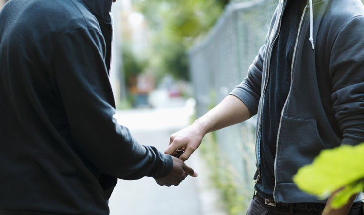 ترويج مخدرات “وكر” لترويج المخدرات بقبضة قوى الأمن
