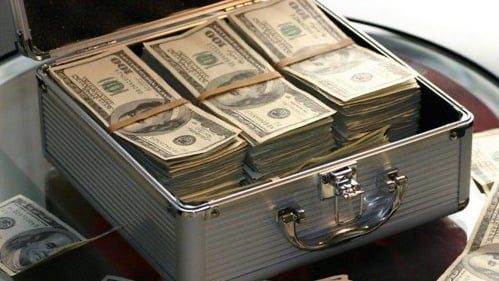 دولارات حقيبة تخزين العملات واقتصاد الكاش… خطر صحي أيضاً!