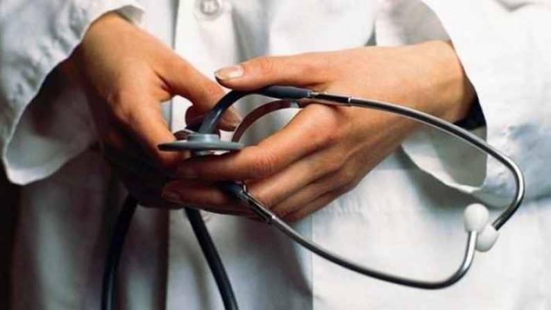 ممرضة طبيب يركل ممرضة… ويهدّدها بالصرف