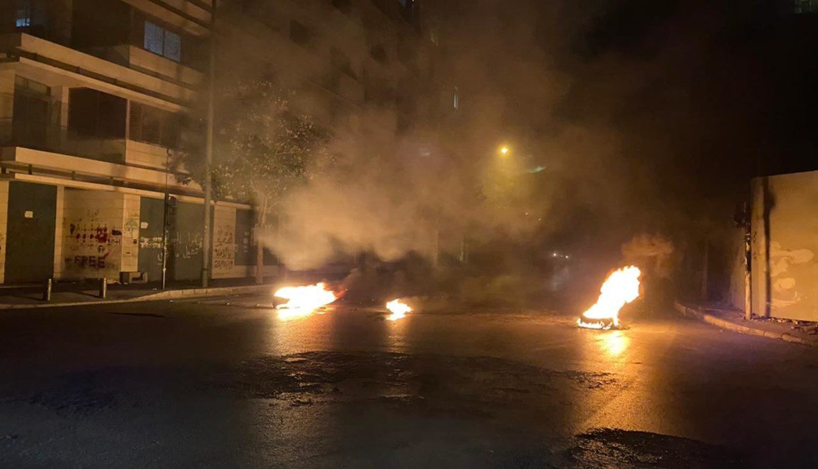 قطع طريق ساحة الشهداء في بيروت بالإطارات المشتعلة