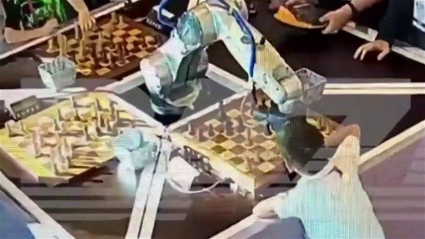 في موسكو… روبوت يكسر إصبع طفل في مسابقة للشطرنج