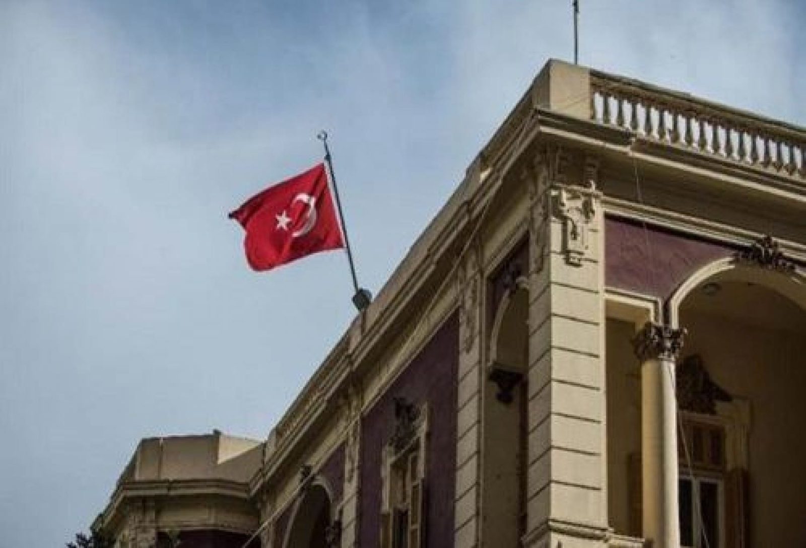 القنصلية التركية في بغداد محتجون يحاولون اقتحام القنصلية التركية في بغداد