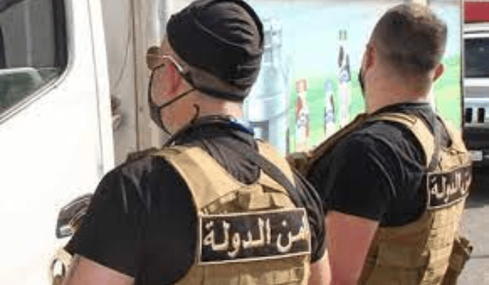 انتحل صفتين أمنية ودينية، وقام بعمليات سرقة ونشل ونصب واستدراج وتهديد”.