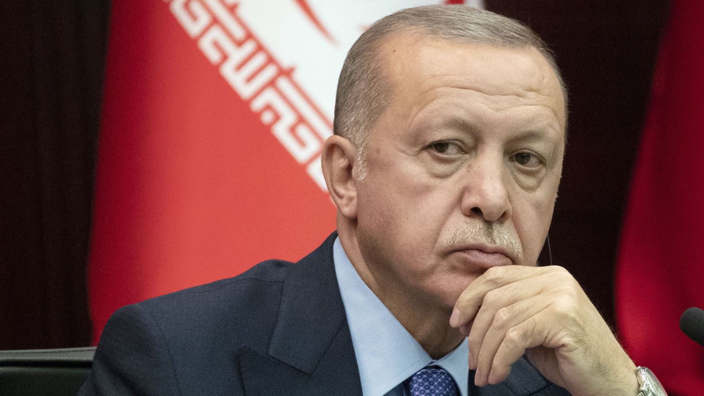 رجب طيب اردوغان أردوغان: تعامل أميركا مع وحدات حماية الشعب الكردية سيؤدي لسقوطها في الحفرة التي حفرتها