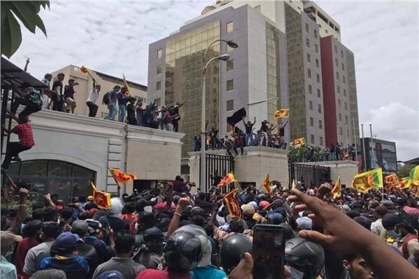 سيريلانكا بالفيديو- فرار رئيس سريلانكا والمحتجون يقتحمون غرف نوم قصره