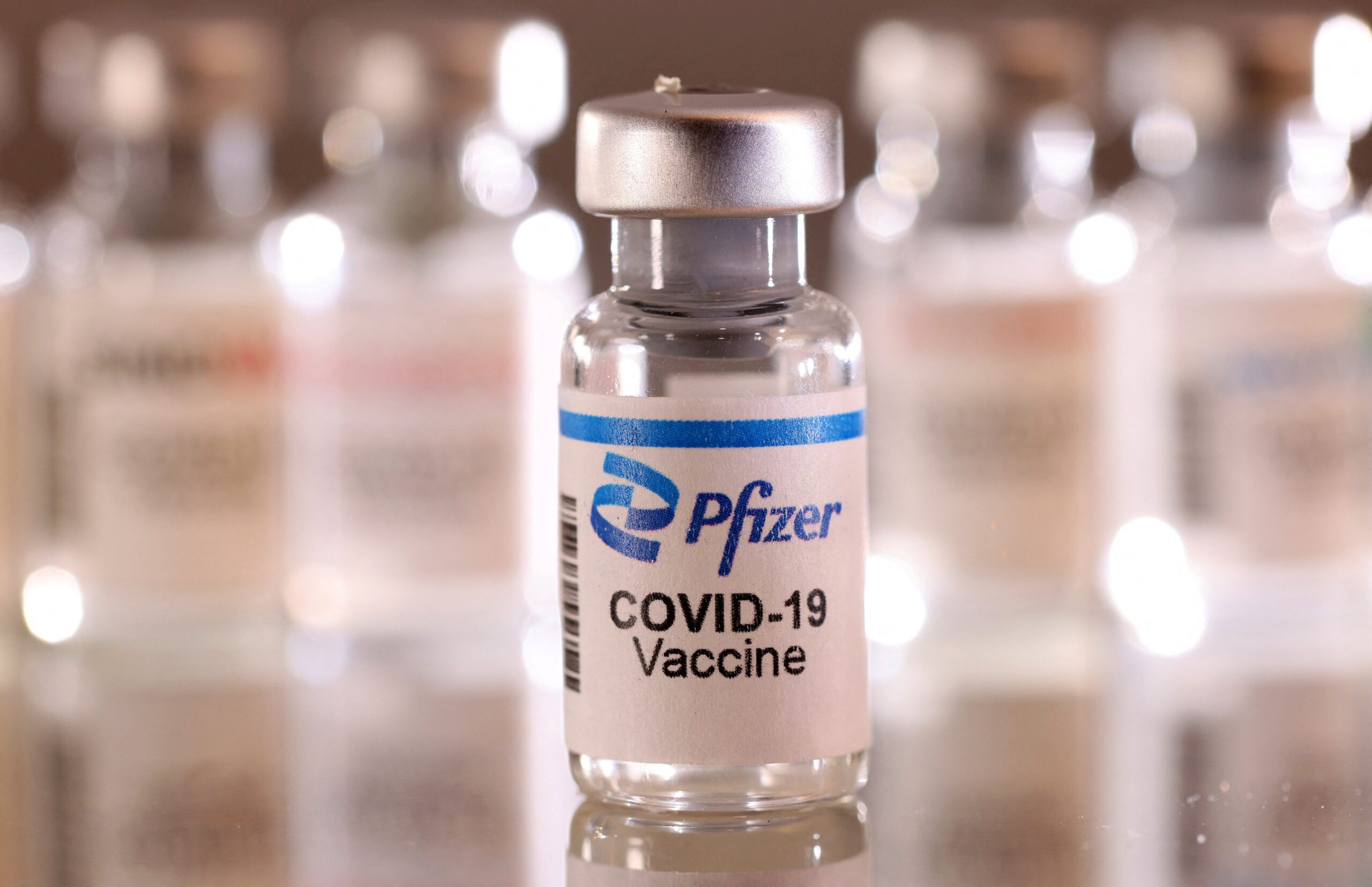 FILE PHOTO: Illustration of COVID-19 vaccine vial دعوى سرقة تطال “فايزر”