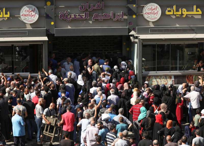 فرن خبز طابور المواطن يلهث خلف الرغيف