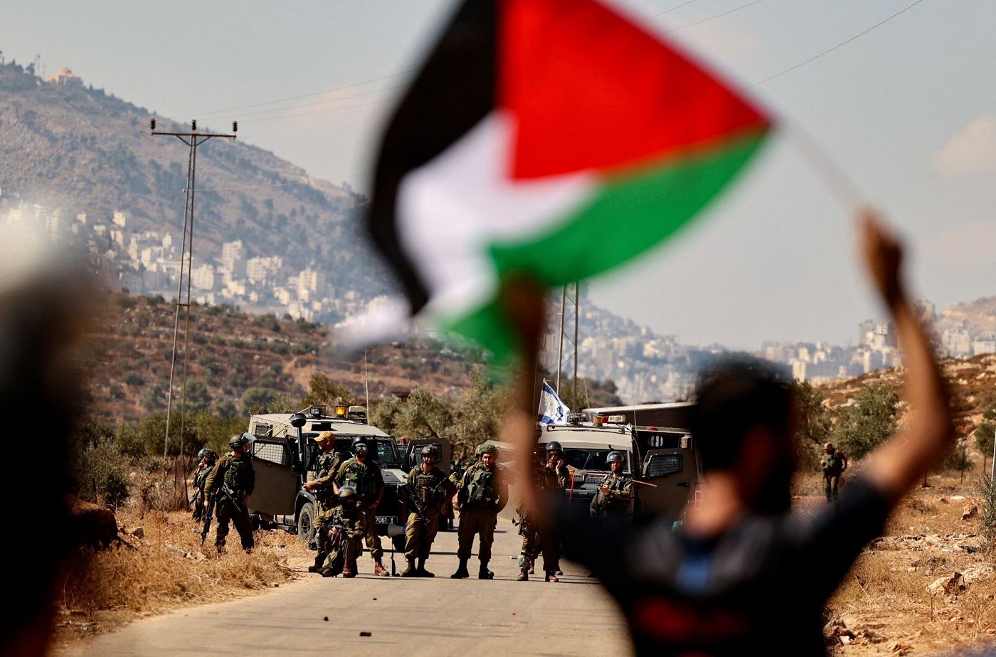 فلسطين هجومٌ فاسطيني على الجيش الاسرائيلي… وشهود عيان: اصابات في صفوف اسرائيل