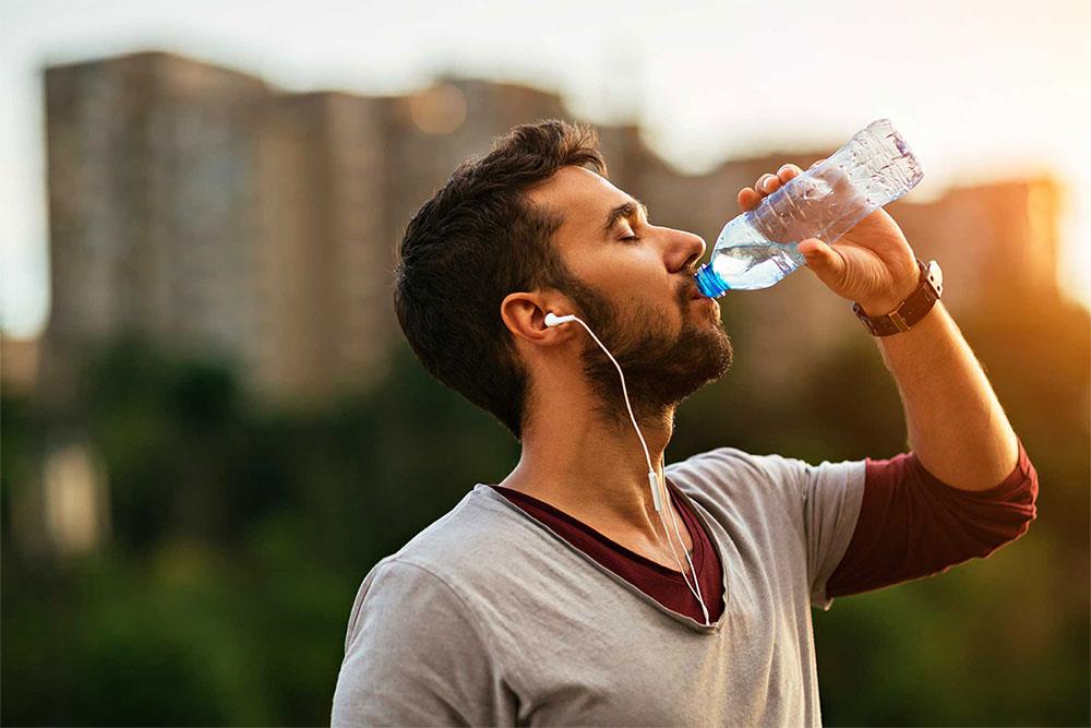 ماء نصائح لمواجهة ارتفاع درجات الحرارة اليوم .. وهذا ما ترتديه